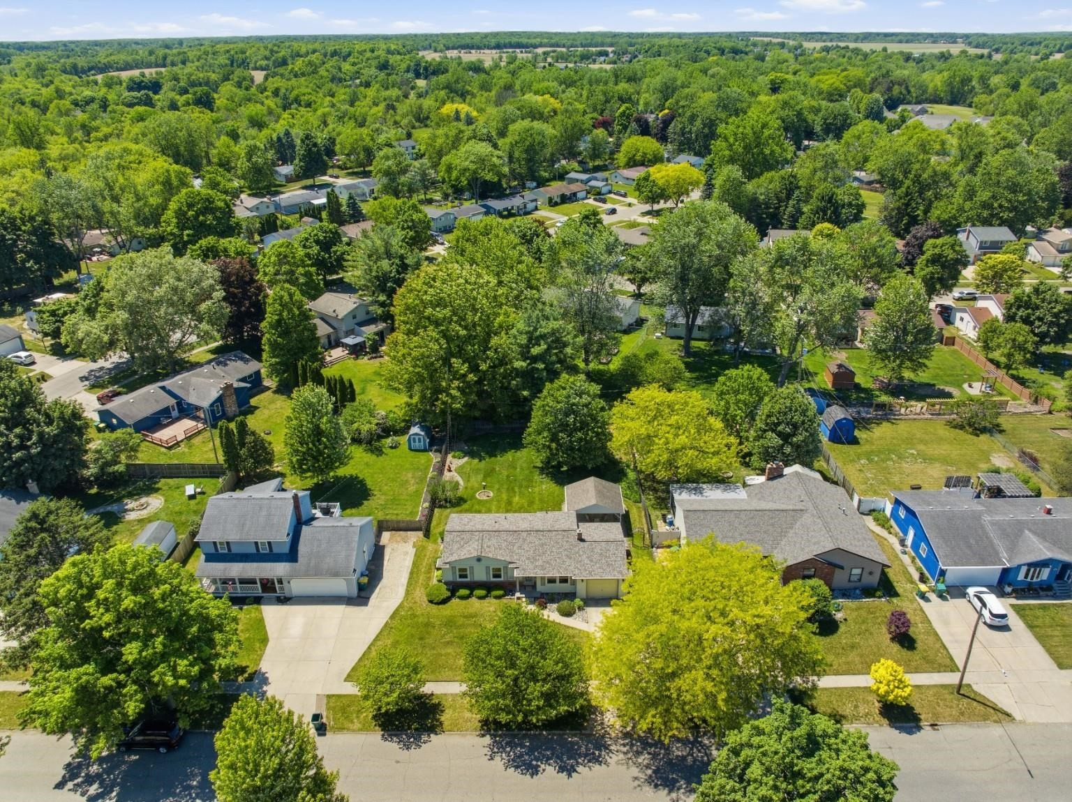 604 Somerset Drive, Flushing, MI 48433 — Photo 2