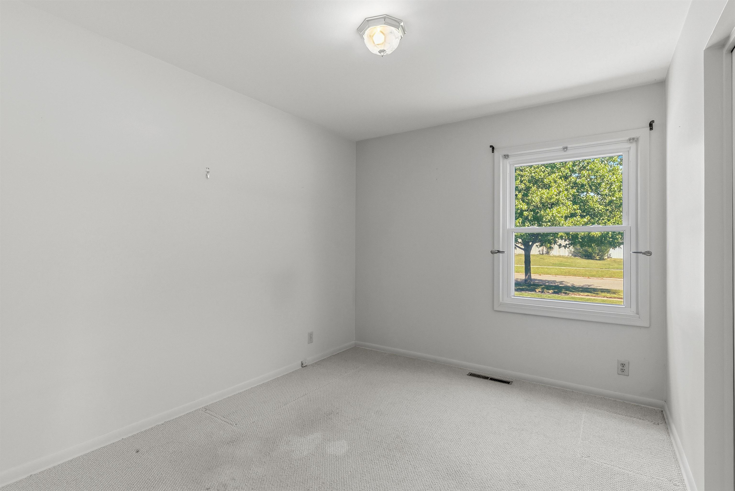 604 Somerset Drive, Flushing, MI 48433 — Photo 13