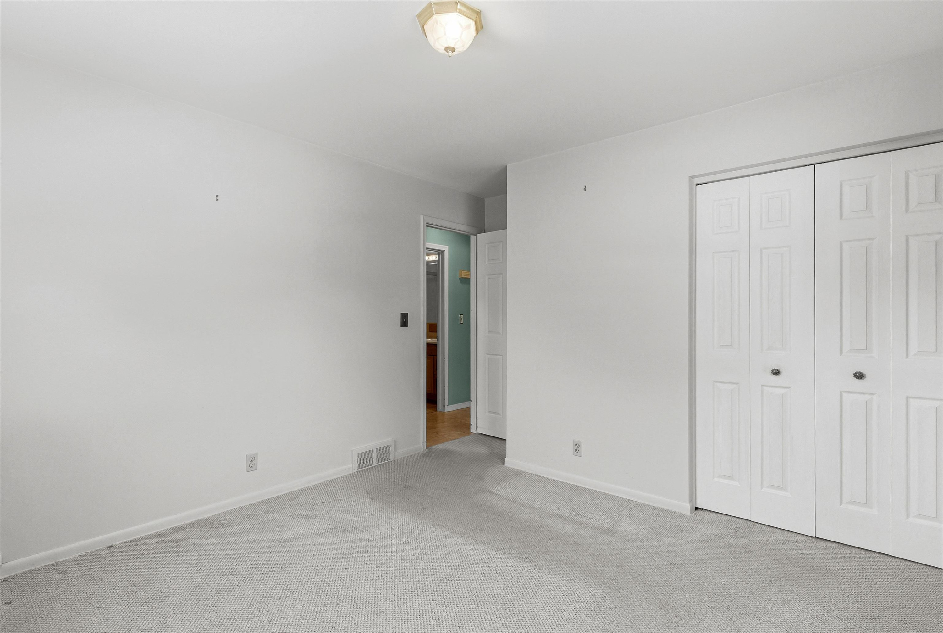 604 Somerset Drive, Flushing, MI 48433 — Photo 17