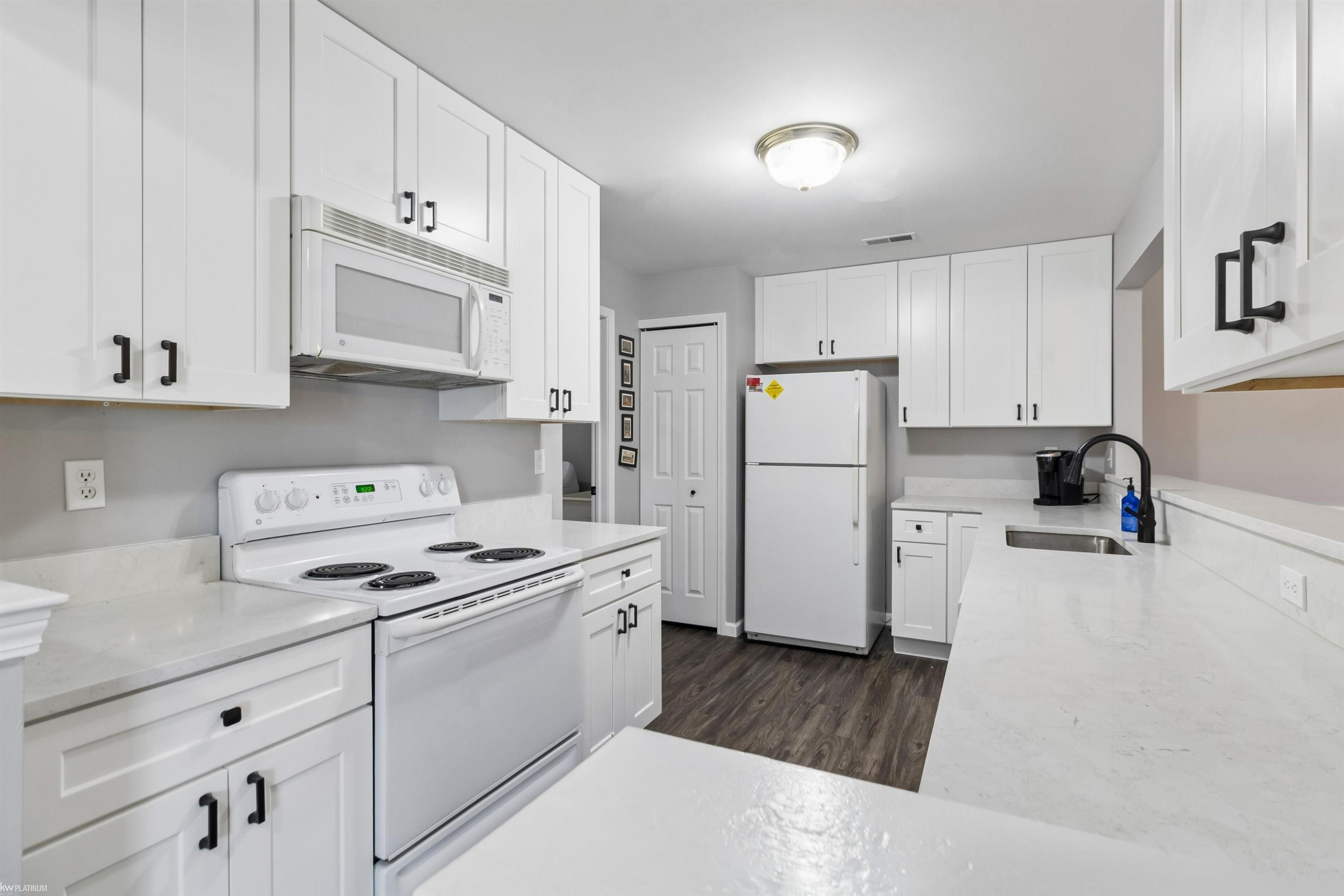16805 Carriage Way, 23, MI 48168 — Photo 8
