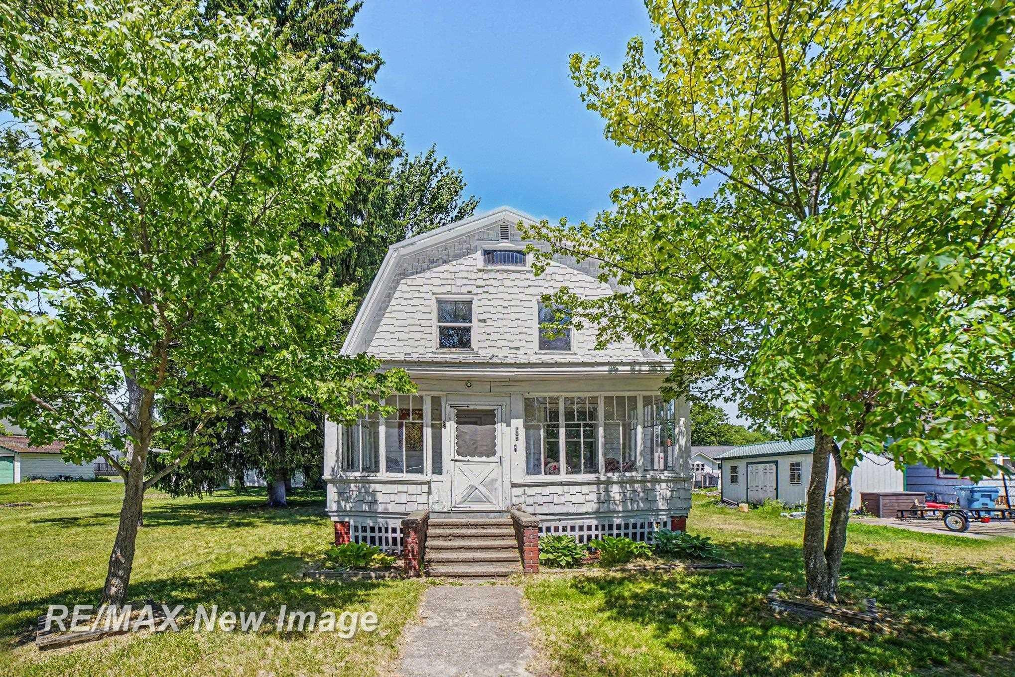 208 W Washington Street, Coleman, MI 48618 — front exterior