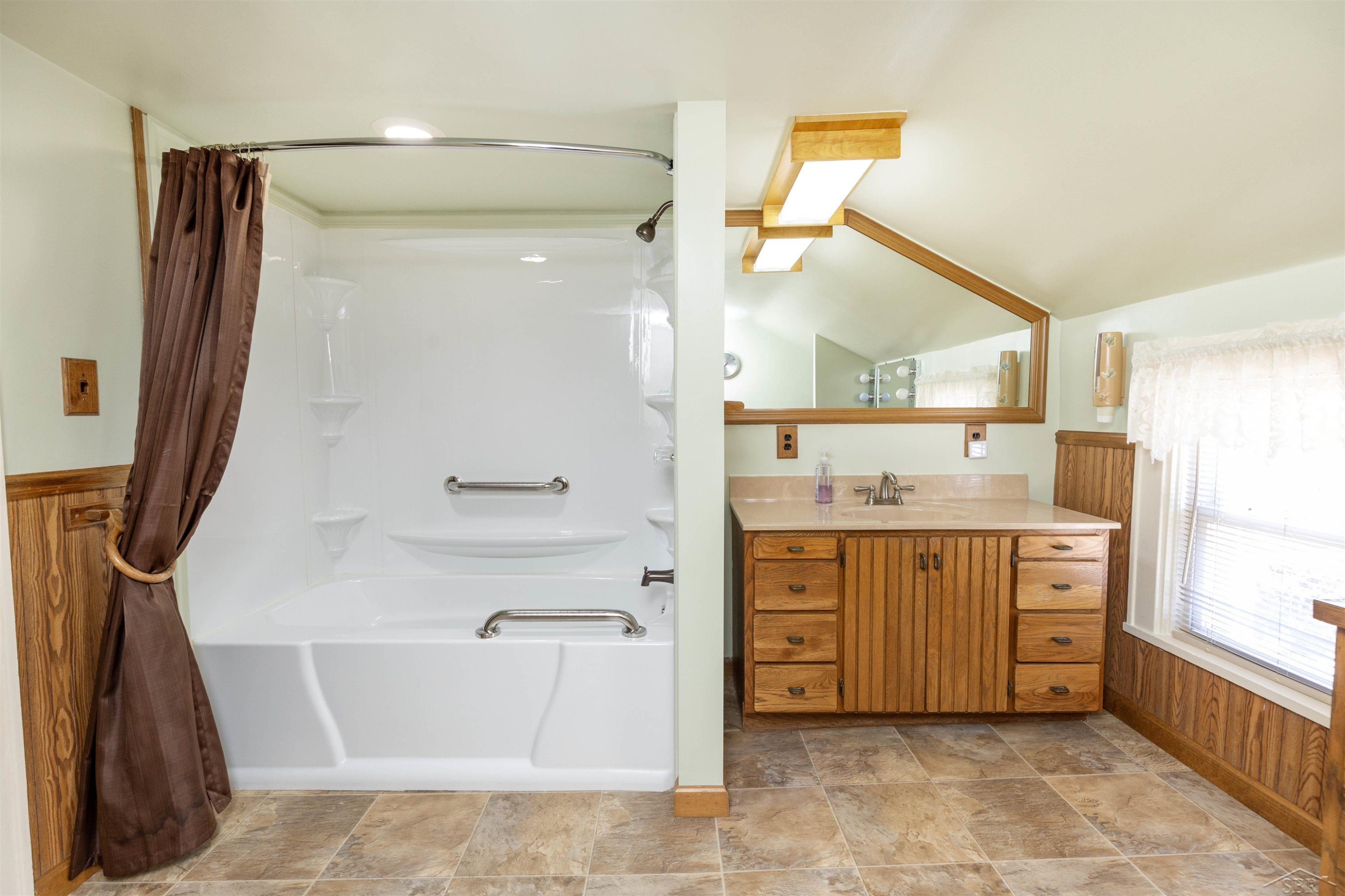 601 N Van Buren Street, Bay City, MI 48708 — Photo 33