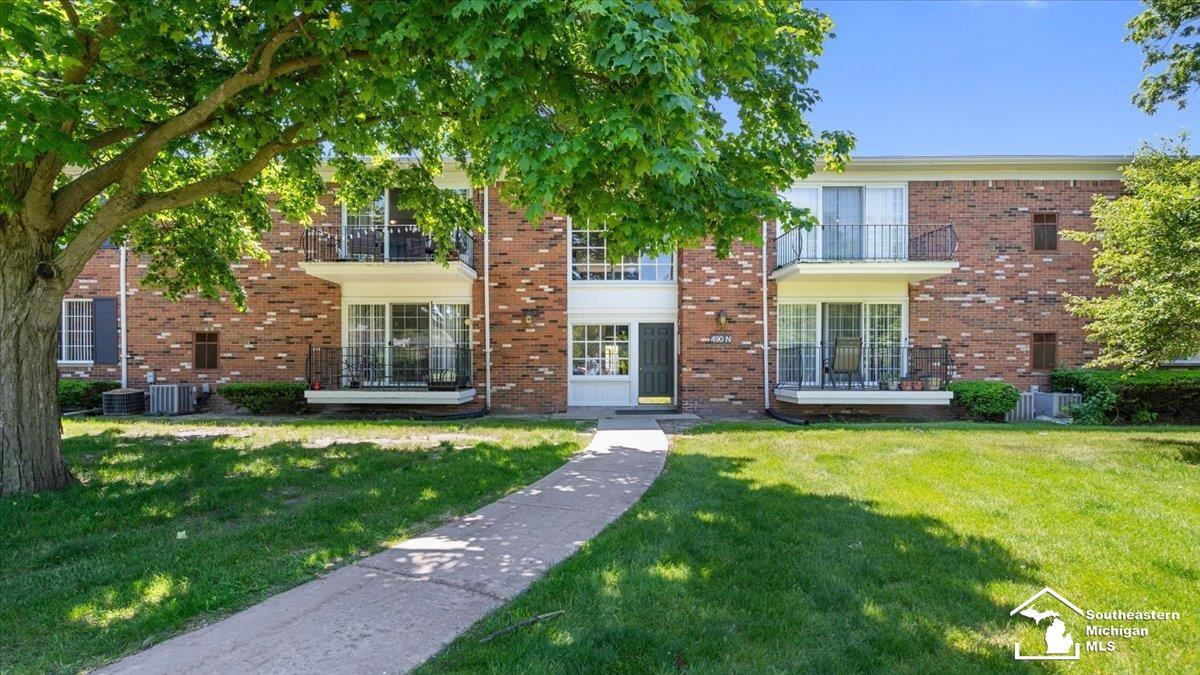 490 Fox Hills Drive, 8, Bloomfield Hills, MI 48304 — front exterior