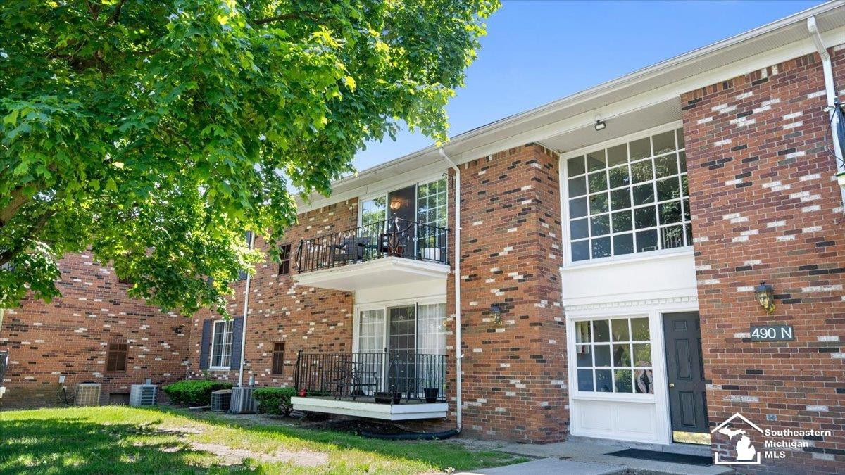 490 Fox Hills Drive, 8, Bloomfield Hills, MI 48304 — Photo 2