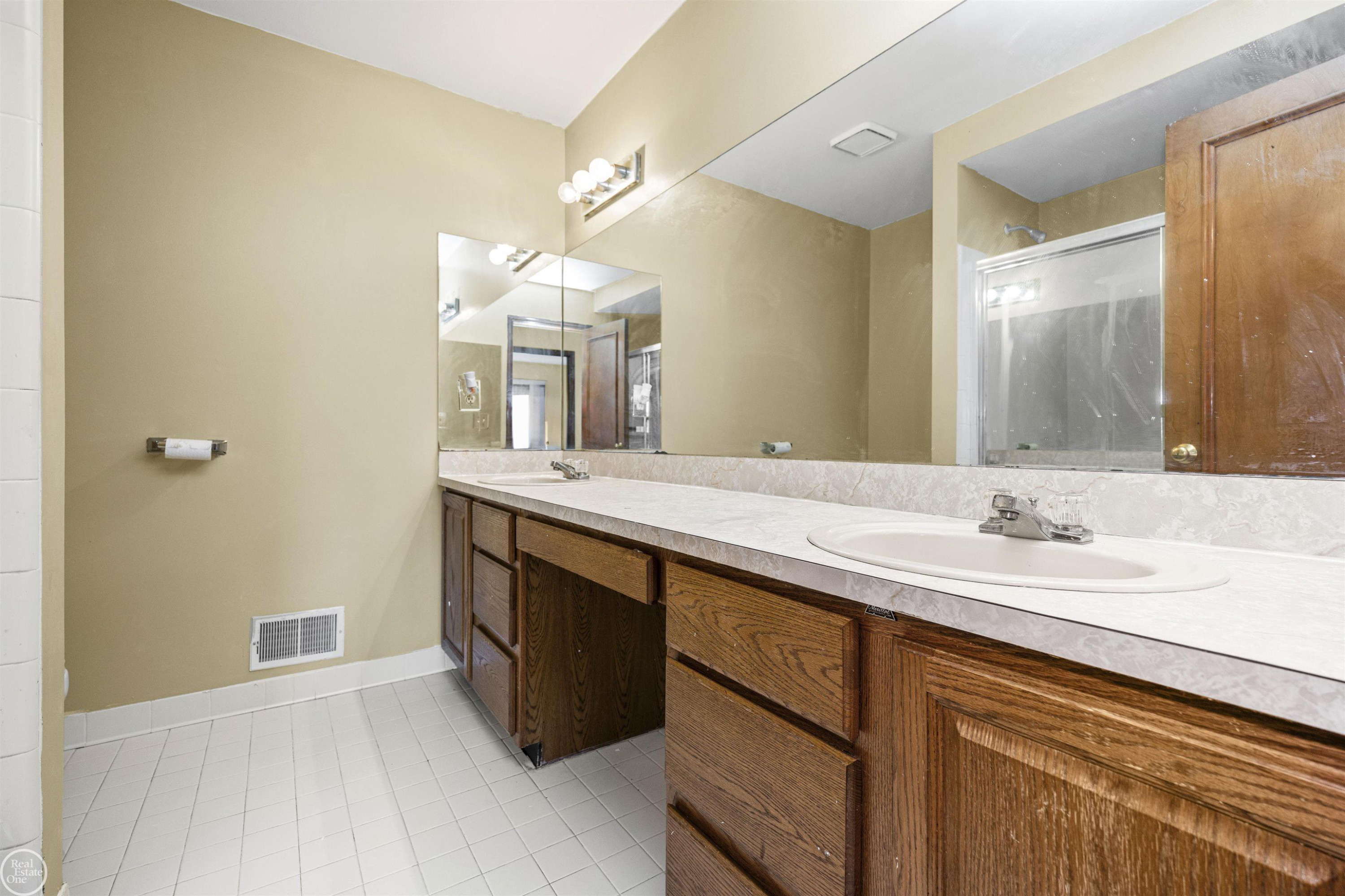 48430 Montelepre Drive, Shelby Twp, MI 48315 — Photo 32