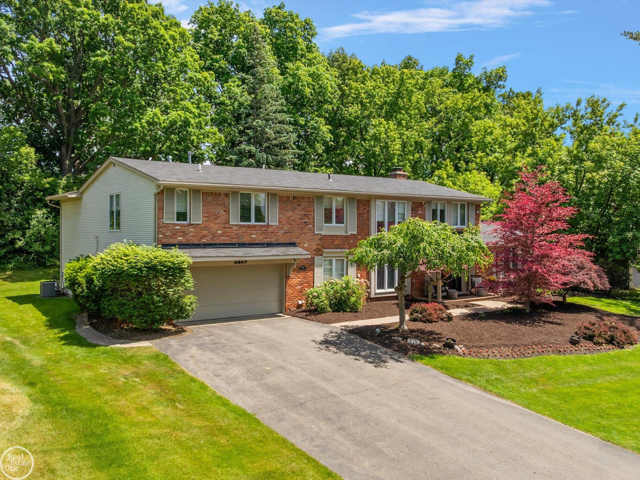 4547 Valleyview Drive, West Bloomfield, MI 48323 — front exterior