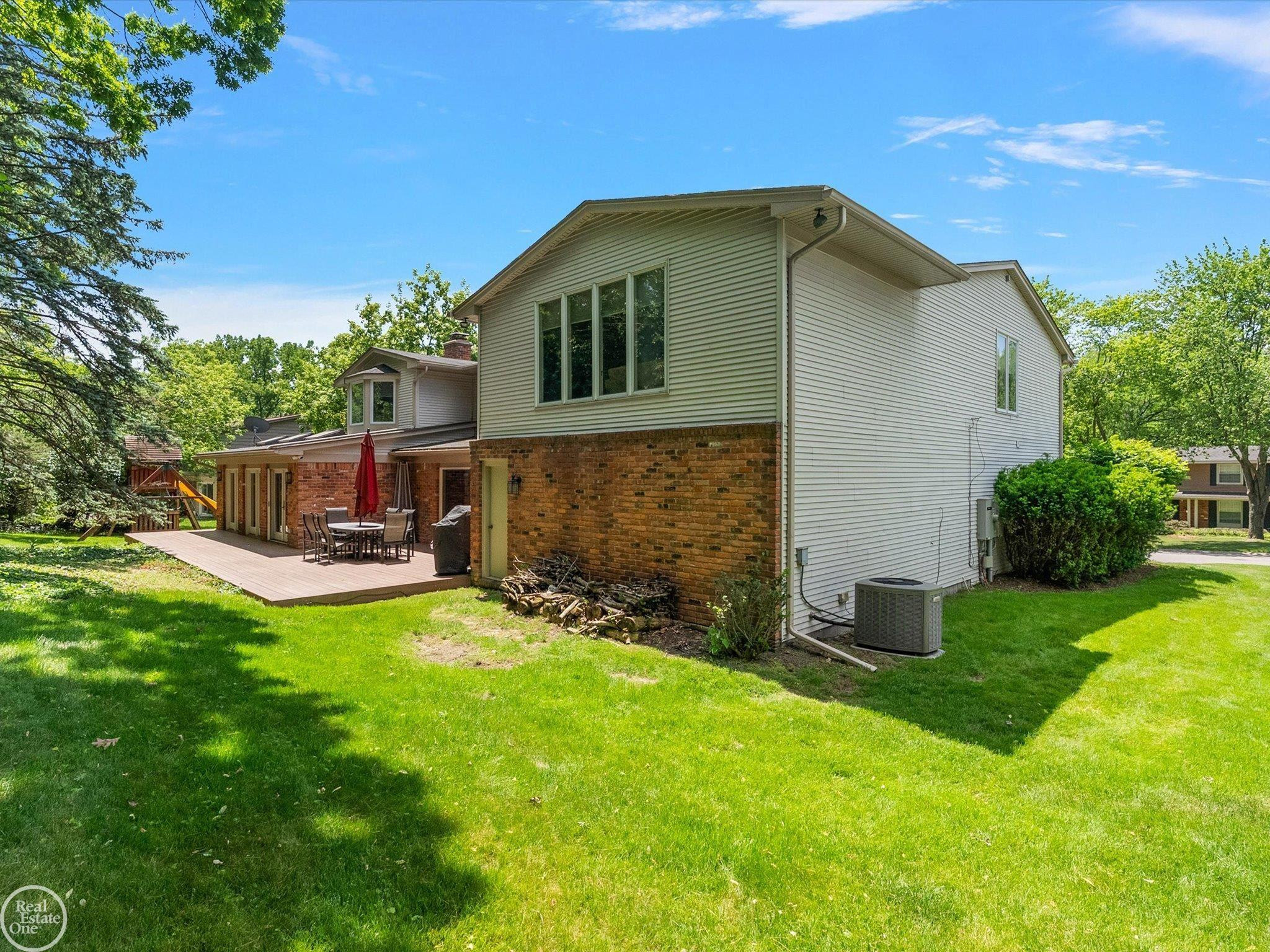 4547 Valleyview Drive, West Bloomfield, MI 48323 — Photo 47
