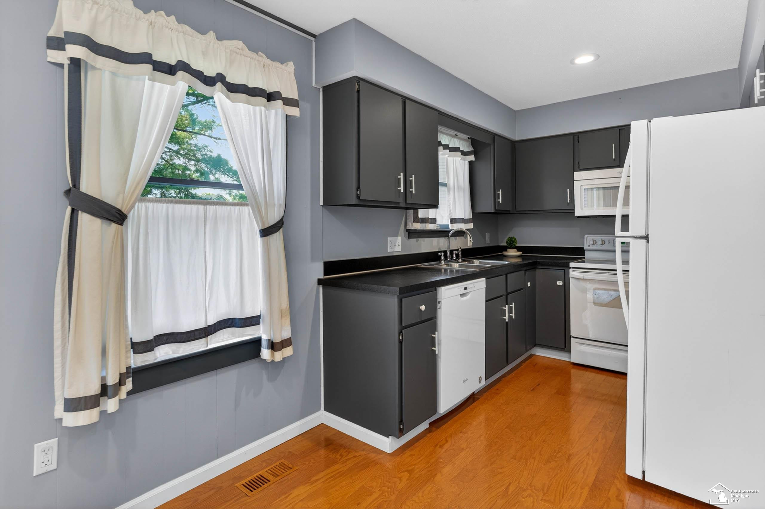 7576 Chapelview Court, Temperance, MI 48182 — Photo 10