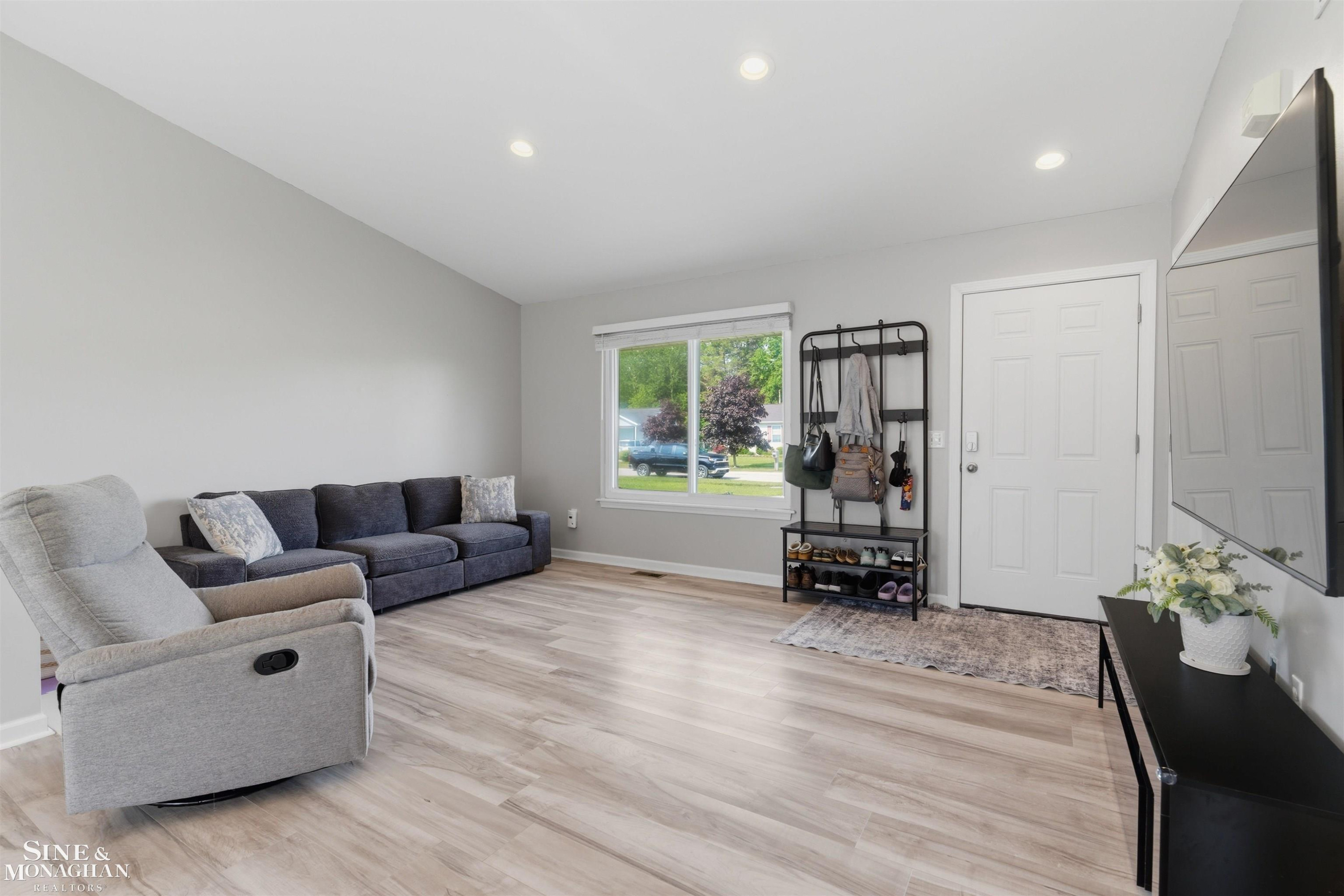 1045 April Lane, Marysville, MI 48040 — Photo 5