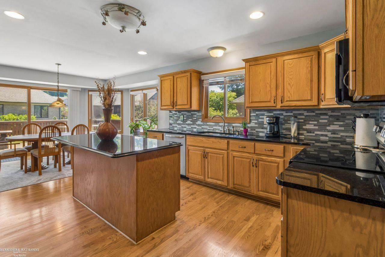 52688 Clinton Oak Lane, Shelby Twp, MI 48316 — Photo 12