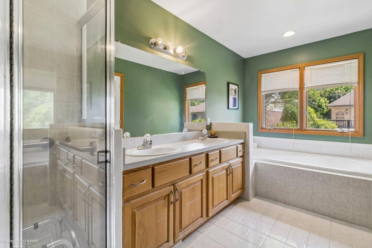52688 Clinton Oak Lane, Shelby Twp, MI 48316 — Photo 22