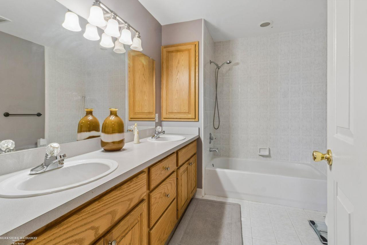 52688 Clinton Oak Lane, Shelby Twp, MI 48316 — Photo 28