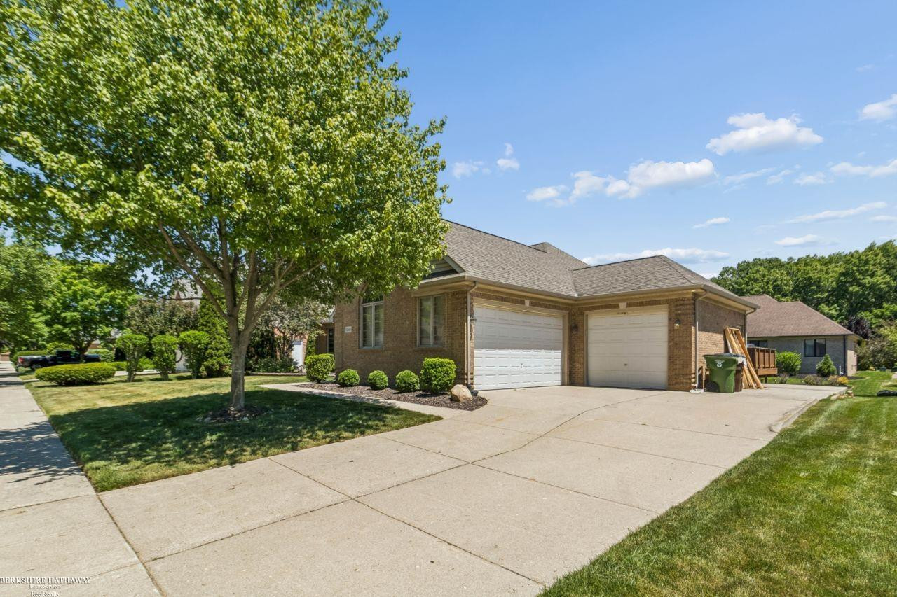 52688 Clinton Oak Lane, Shelby Twp, MI 48316 — Photo 37