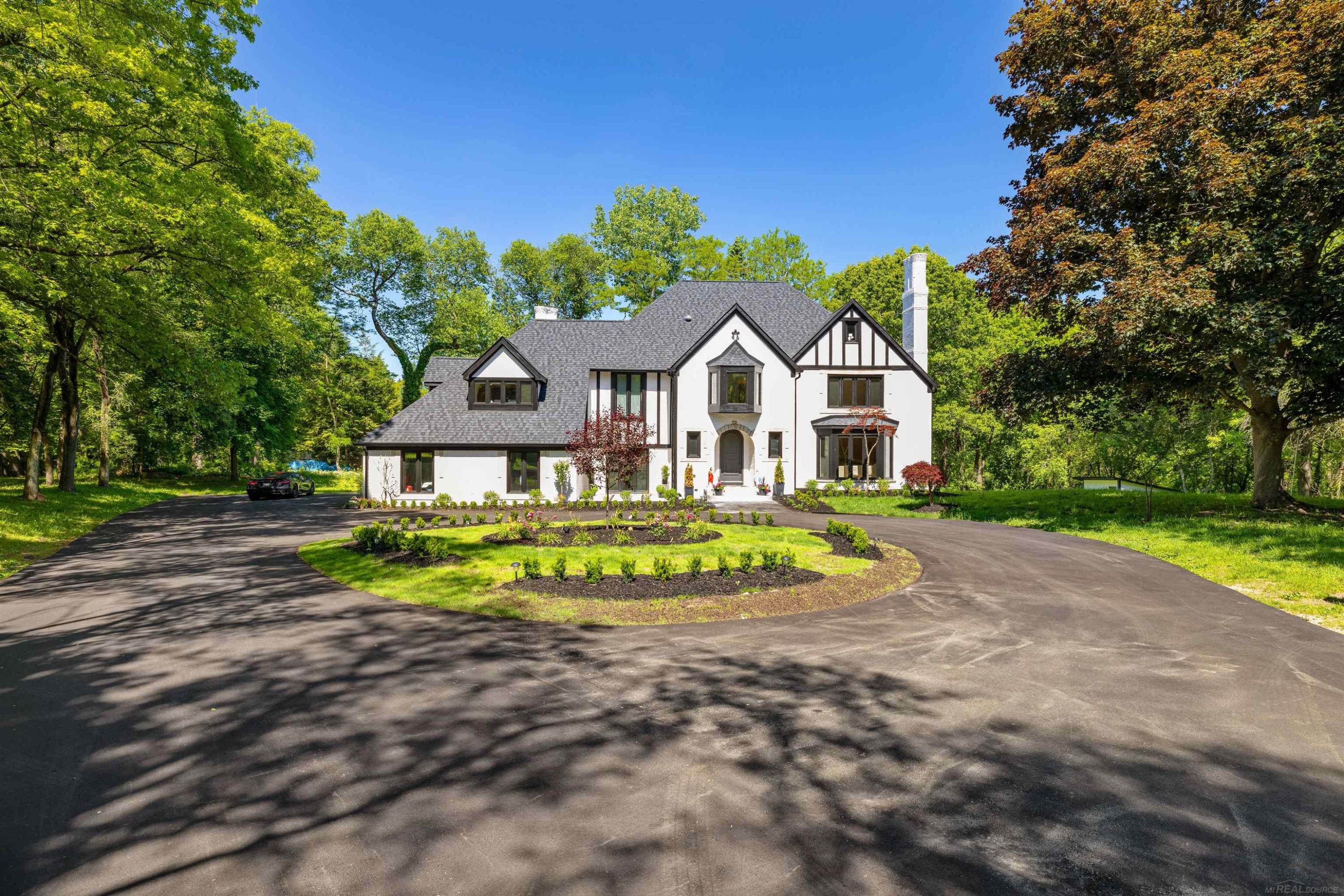 Property photo for 300 Camelot Way, MI 48306