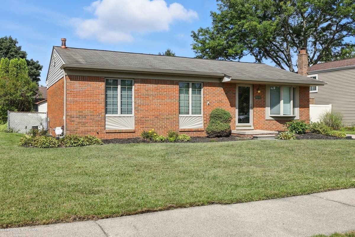 42011 CLAYTON Street, Clinton Twp, MI 48038 — Photo 4