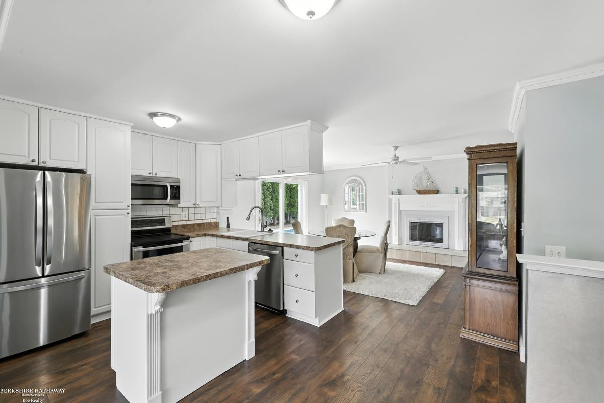 42011 CLAYTON Street, Clinton Twp, MI 48038 — Photo 9