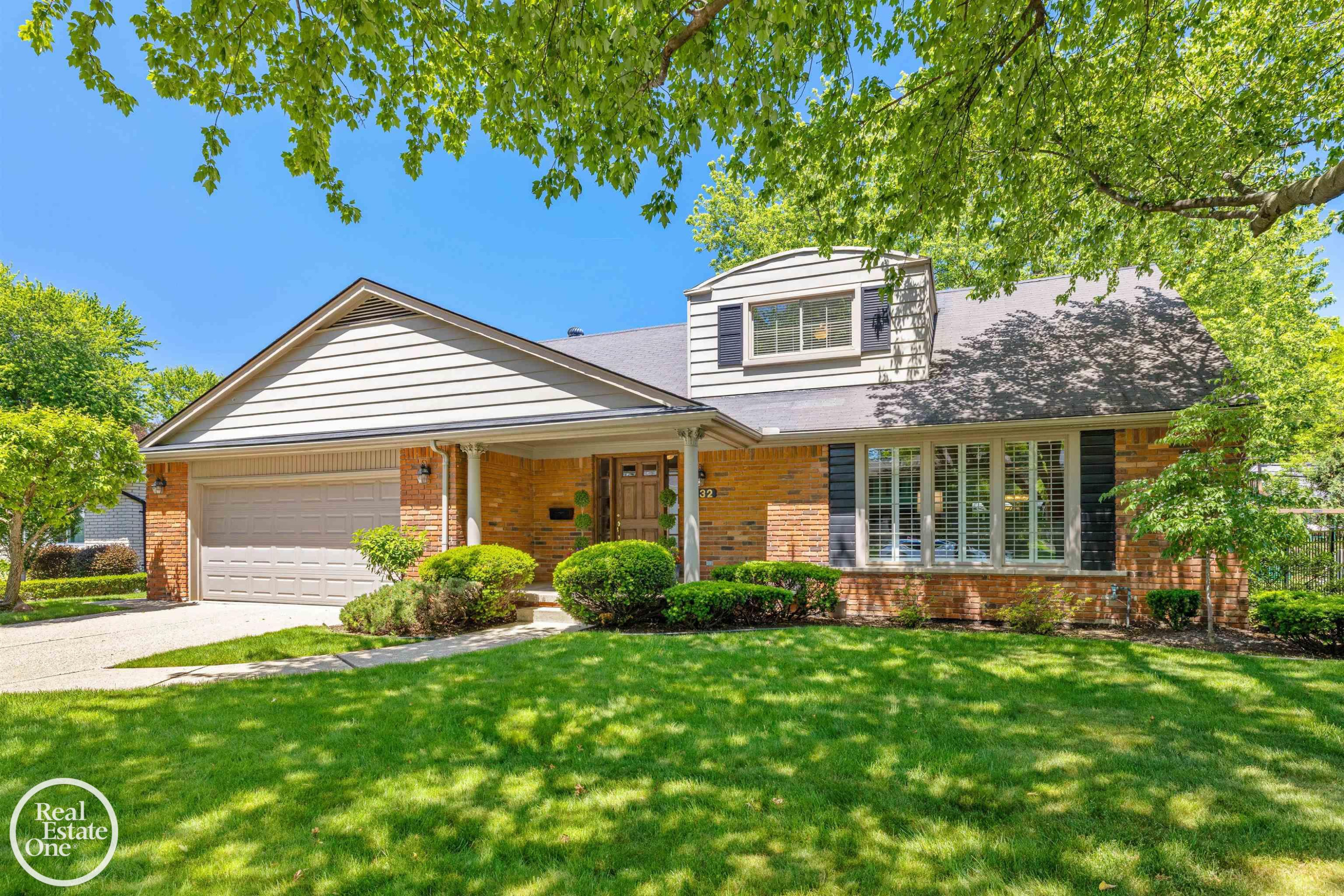 432 Saddle Lane, Grosse Pointe Woods, MI 48236