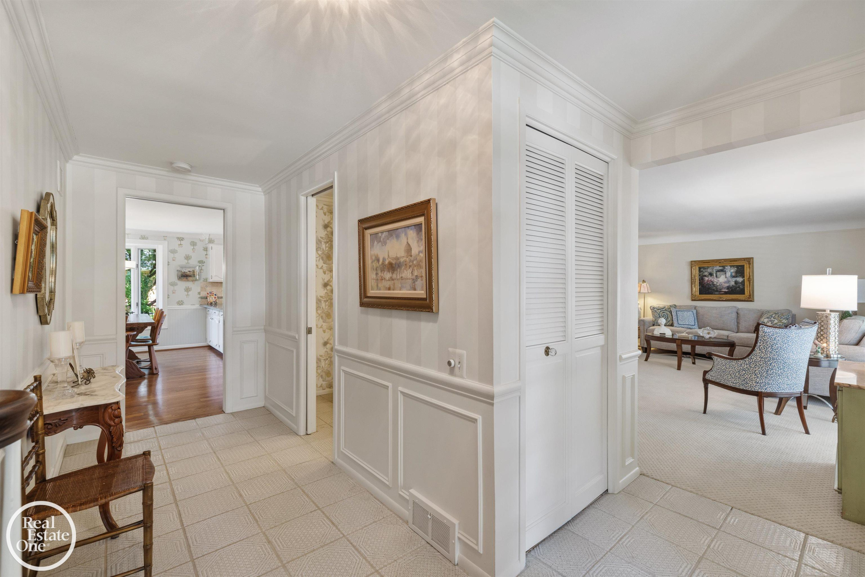 432 Saddle Lane, Grosse Pointe Woods, MI 48236 — Photo 8