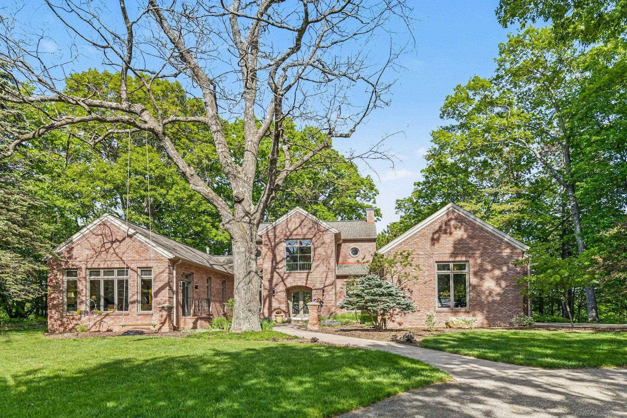 N3870 N Grand Oak Drive, Iron Mountain, MI 49801 — front exterior