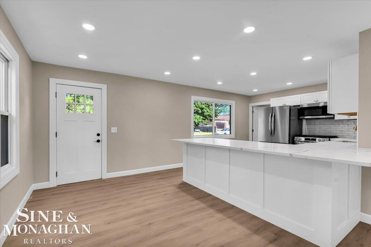 985 Fairledge Avenue, Lake Orion, MI 48362 — Photo 2