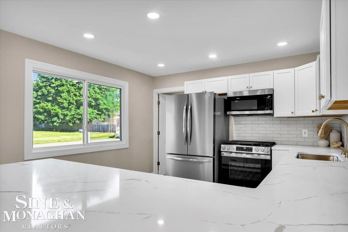985 Fairledge Avenue, Lake Orion, MI 48362 — Photo 4