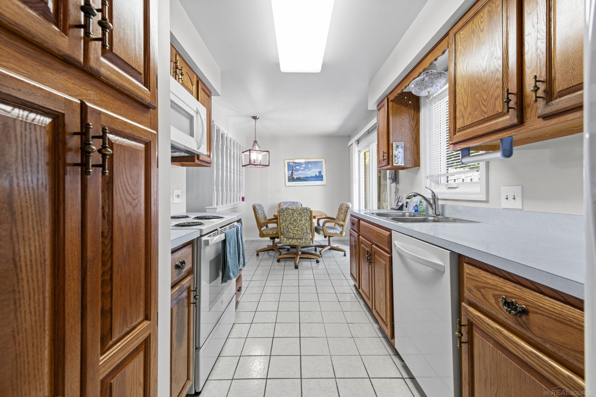 500 Pineview Court, Saint Clair Shores, MI 48081 — Photo 17