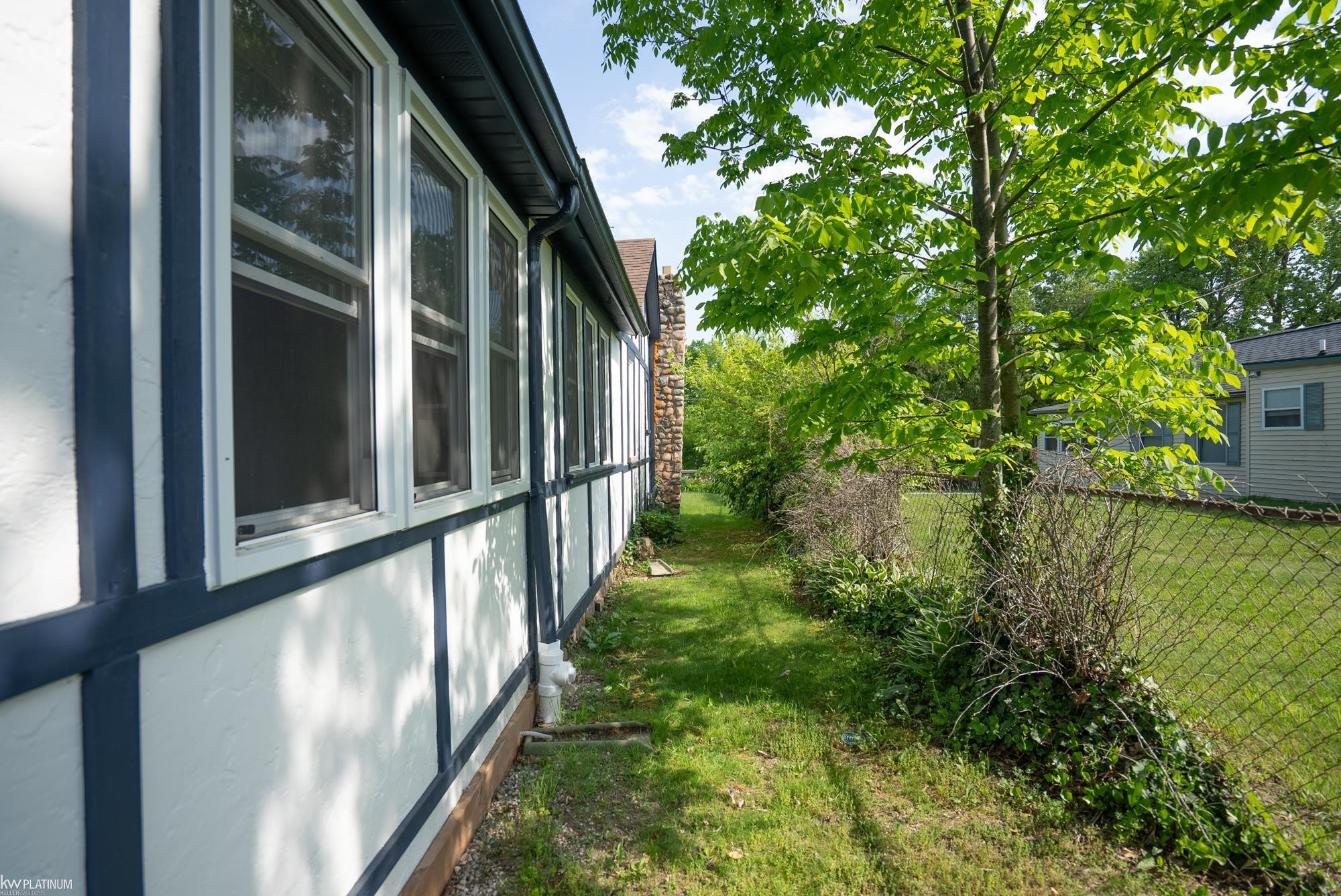 7468 HURON BAY Boulevard, MI 48450 — Photo 32