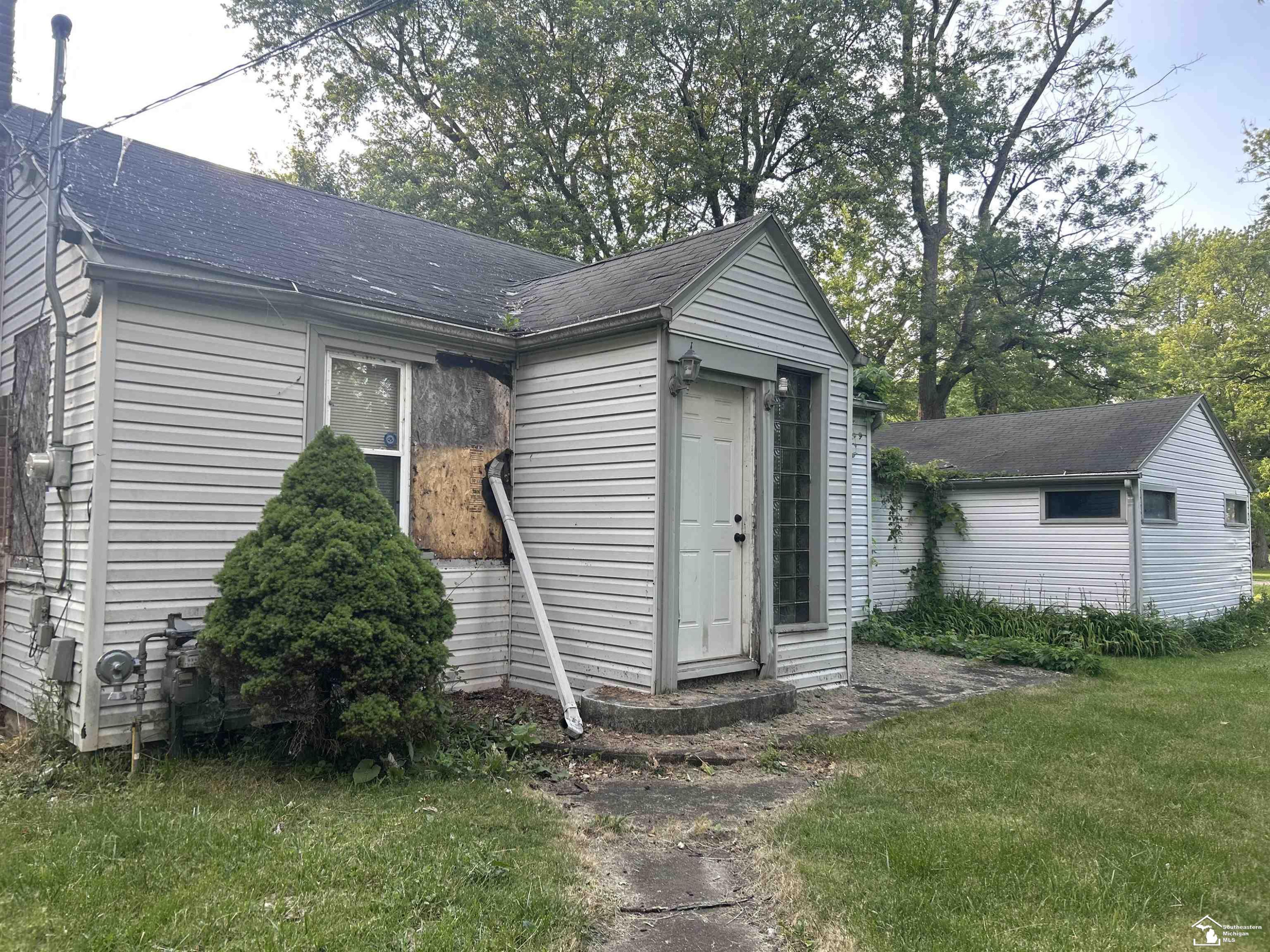 7467 S Telegraph Road, Temperance, MI 48182 — front exterior