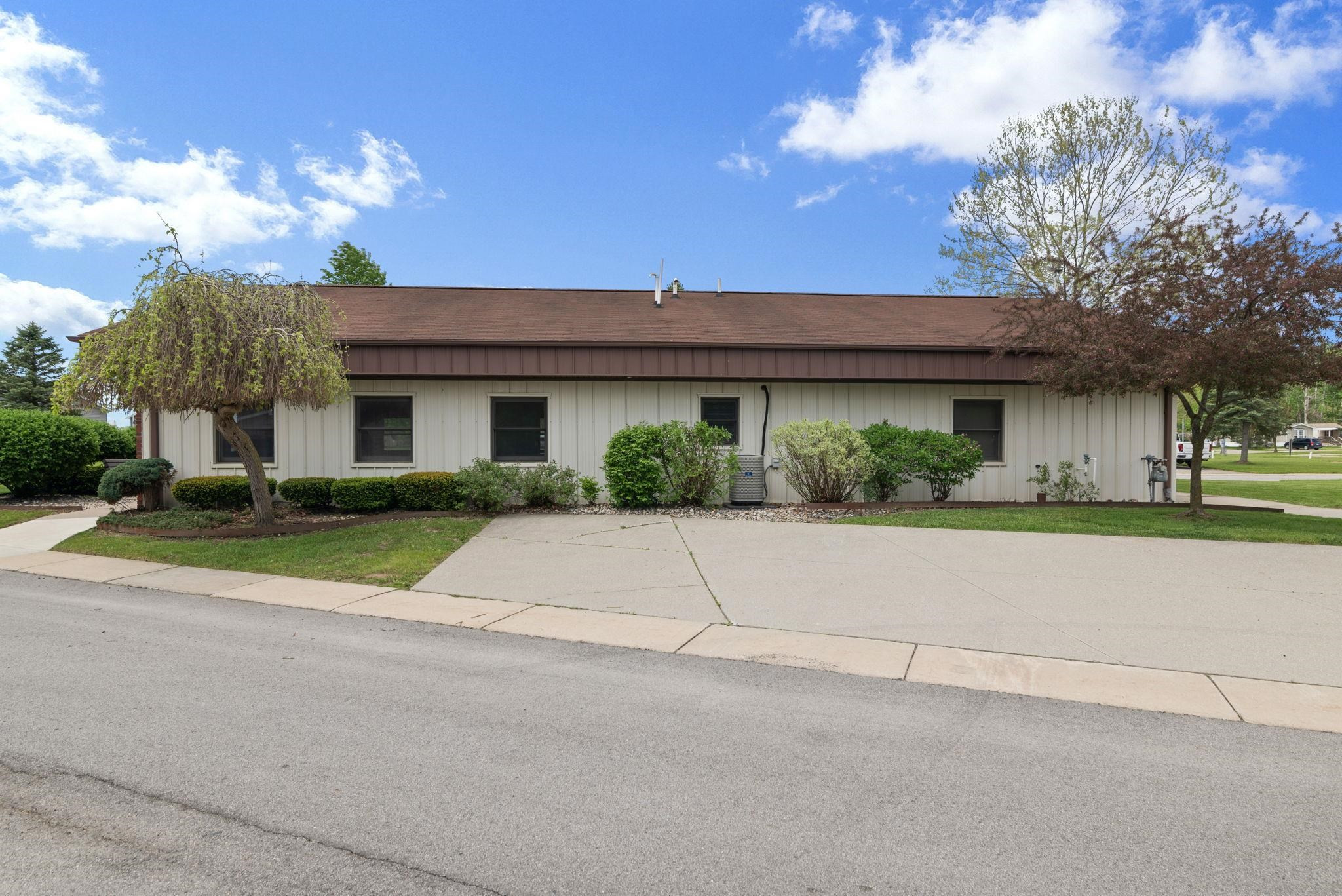 7197 Mapleview Circle, MI 48416 — Photo 34