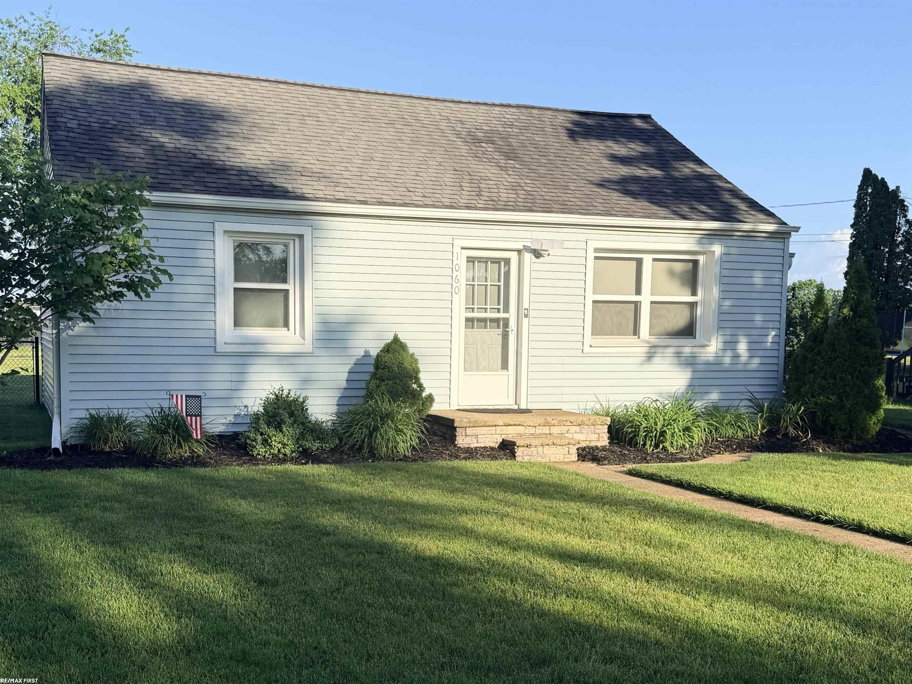 1060 S Kalamazoo Avenue, Marshall, MI 49068 — front exterior