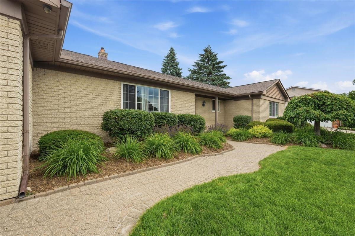 5191 Saint Richard Drive, Utica, MI 48316 — Photo 3