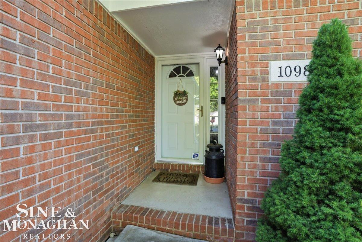 1098 Broad Ax Lane, MI — Photo 2
