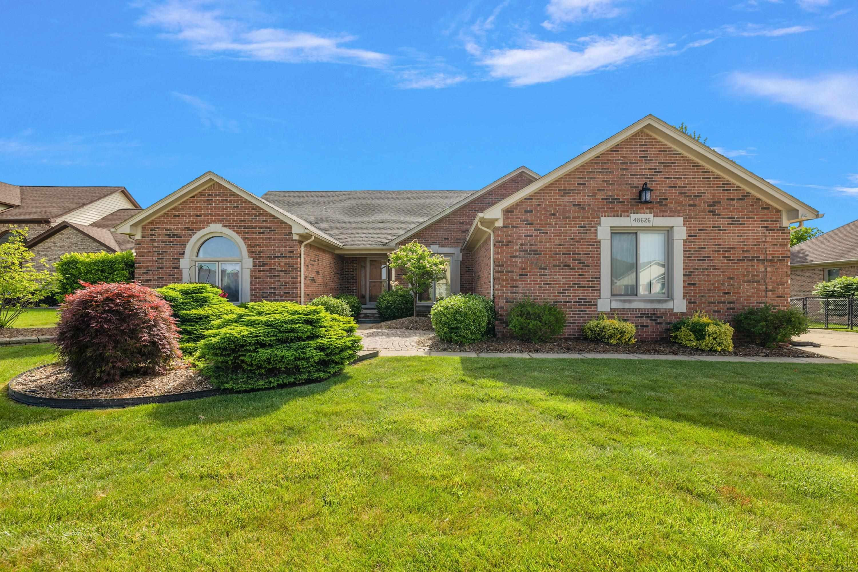 48626 Thorncroft Drive, Macomb, MI 48044 — Photo 2