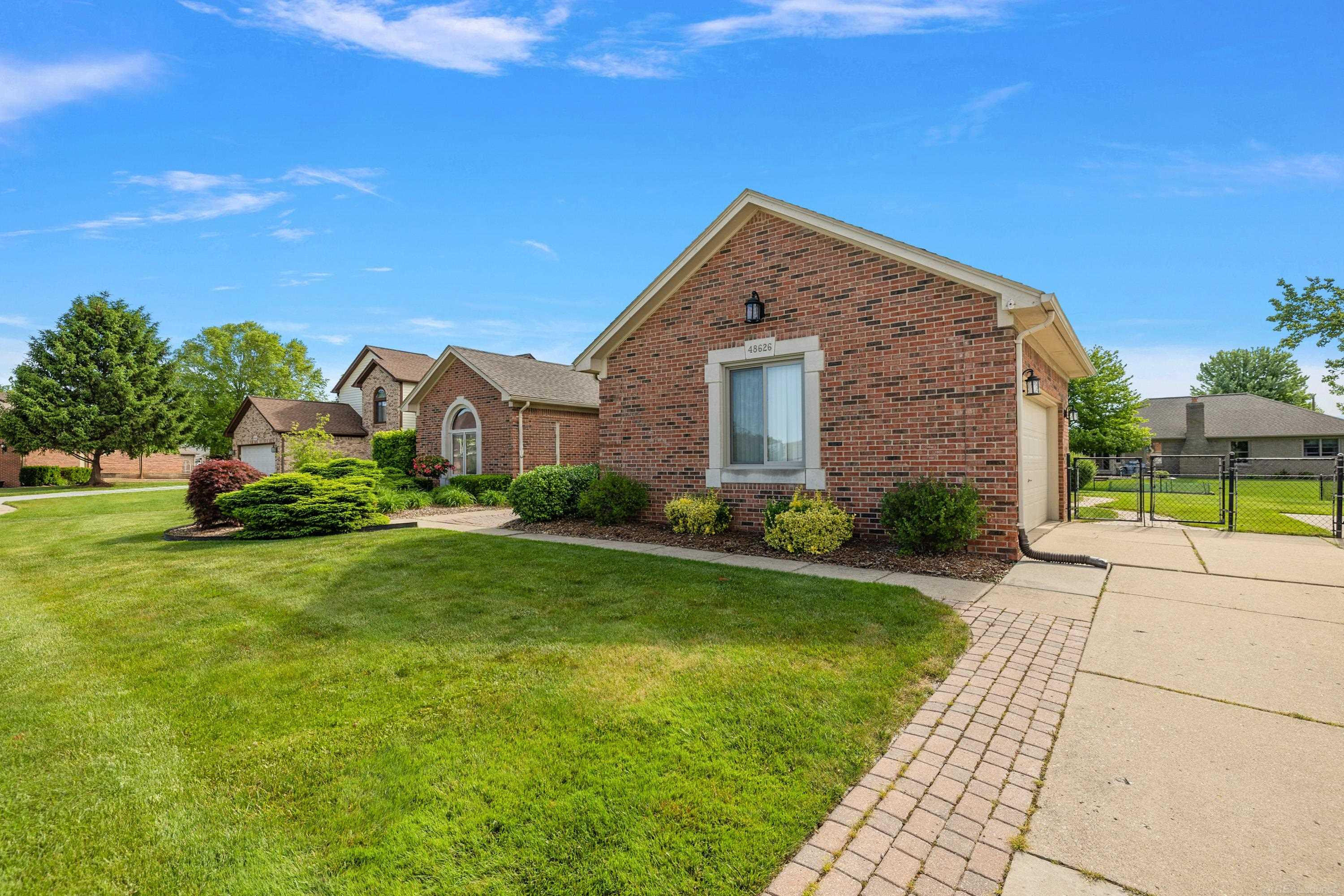48626 Thorncroft Drive, Macomb, MI 48044 — Photo 3