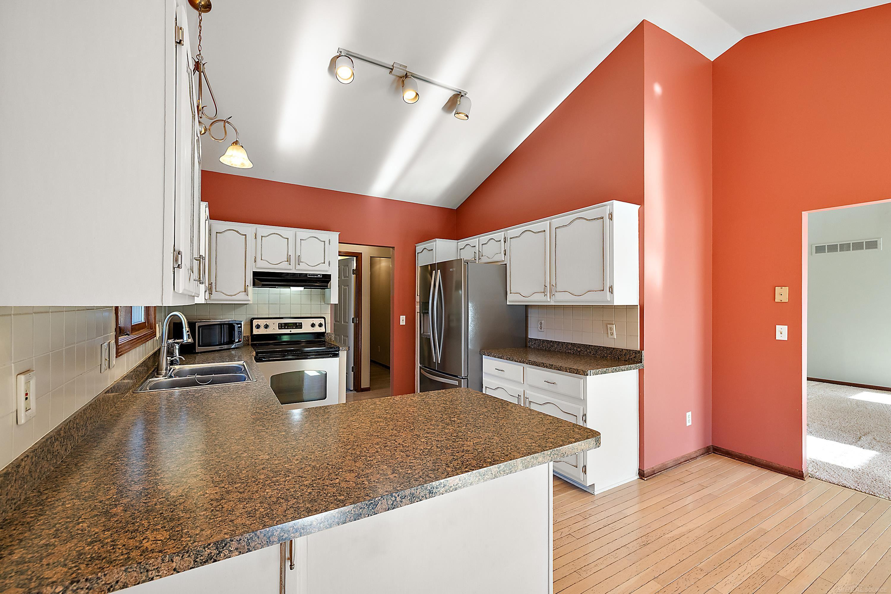 48626 Thorncroft Drive, Macomb, MI 48044 — Photo 12