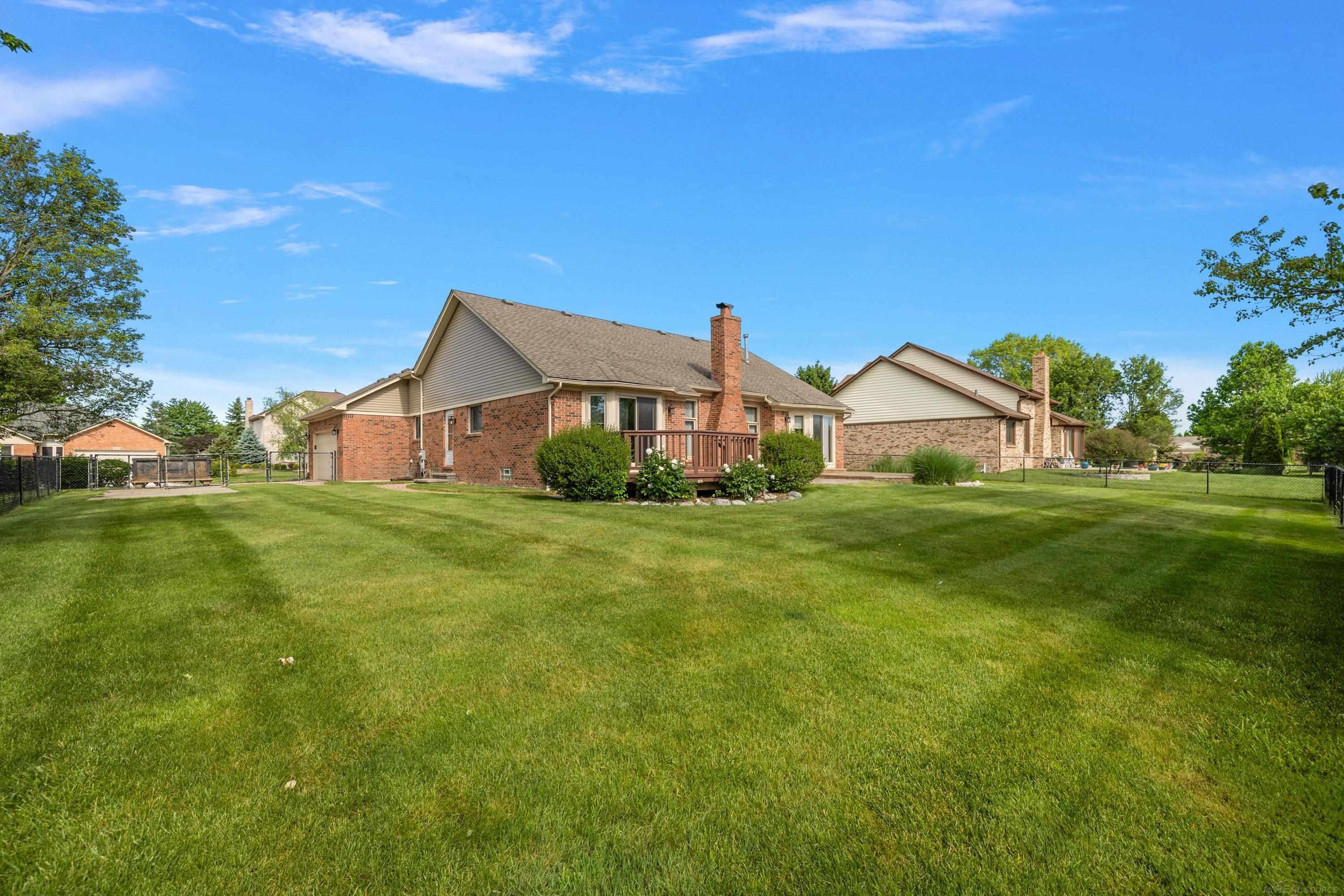 48626 Thorncroft Drive, Macomb, MI 48044 — Photo 56