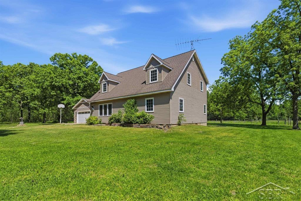 419 E Bradford Road, Midland, MI 48640 — Photo 2