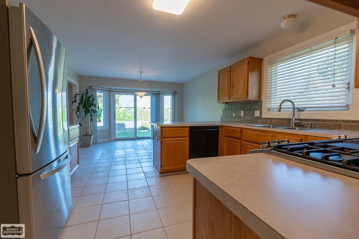 51768 Blue Spruce Drive, Macomb, MI 48042 — Photo 10