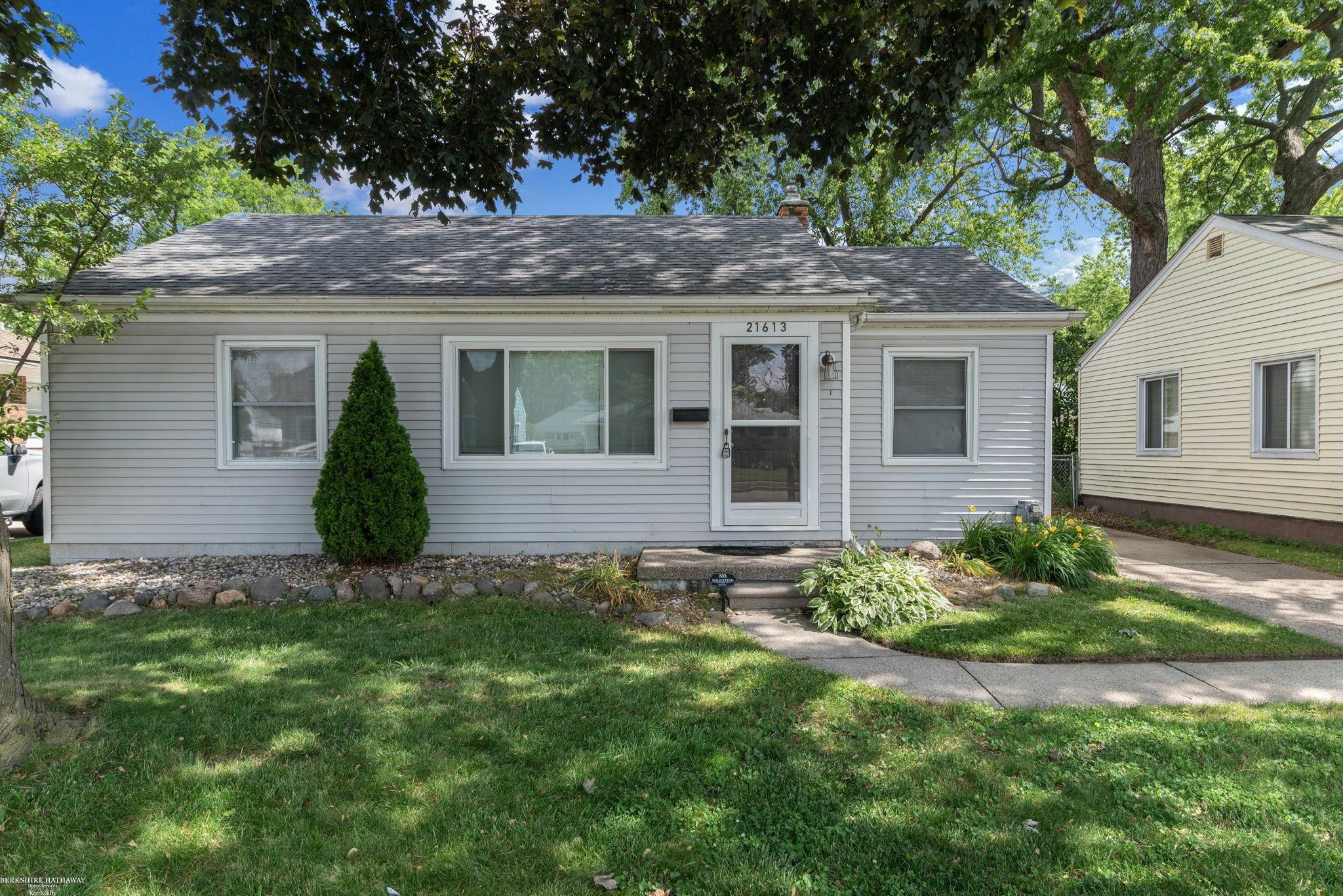 21613 Bon Heur Street, Saint Clair Shores, MI 48081 — Photo 3