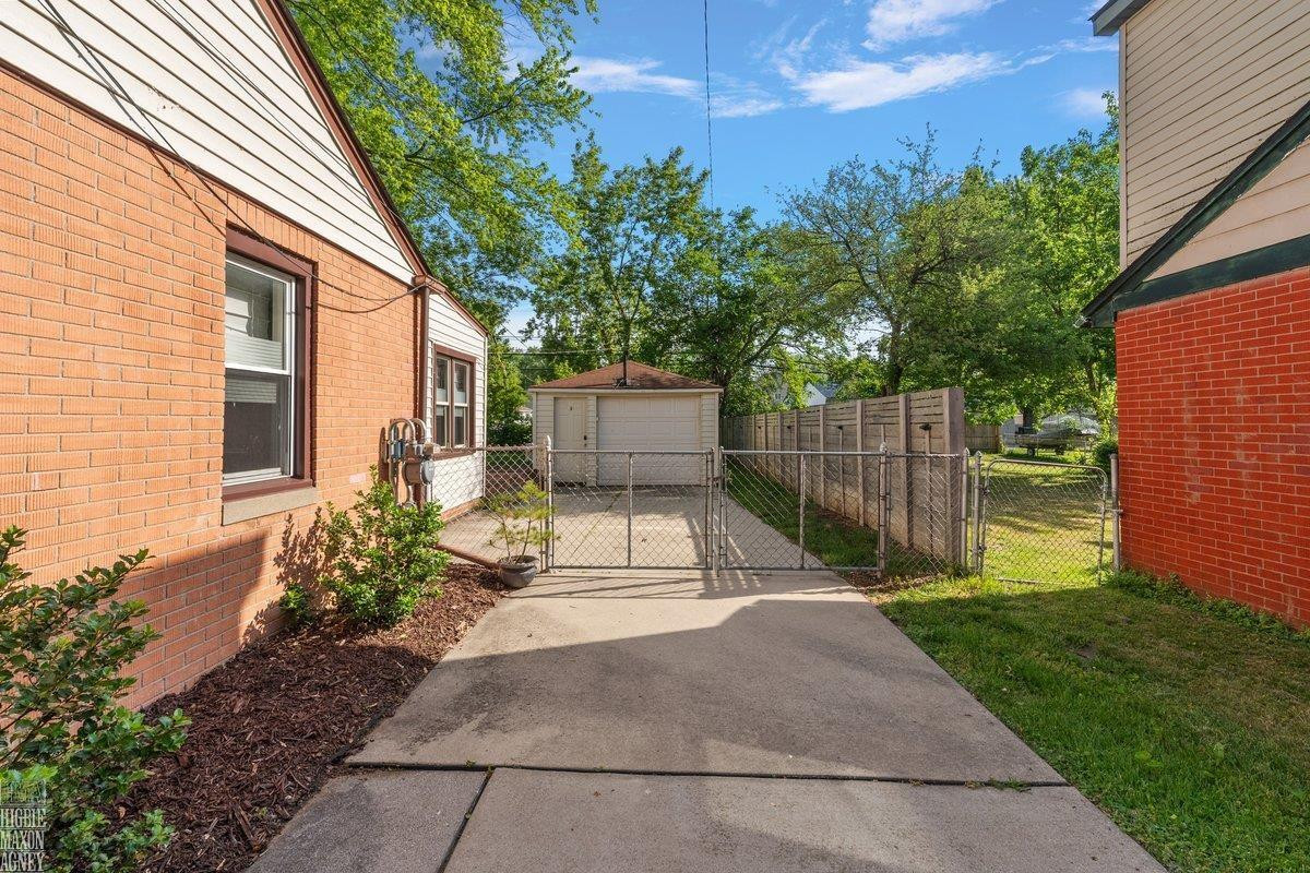 21935 Lange Street, Saint Clair Shores, MI 48080 — Photo 37