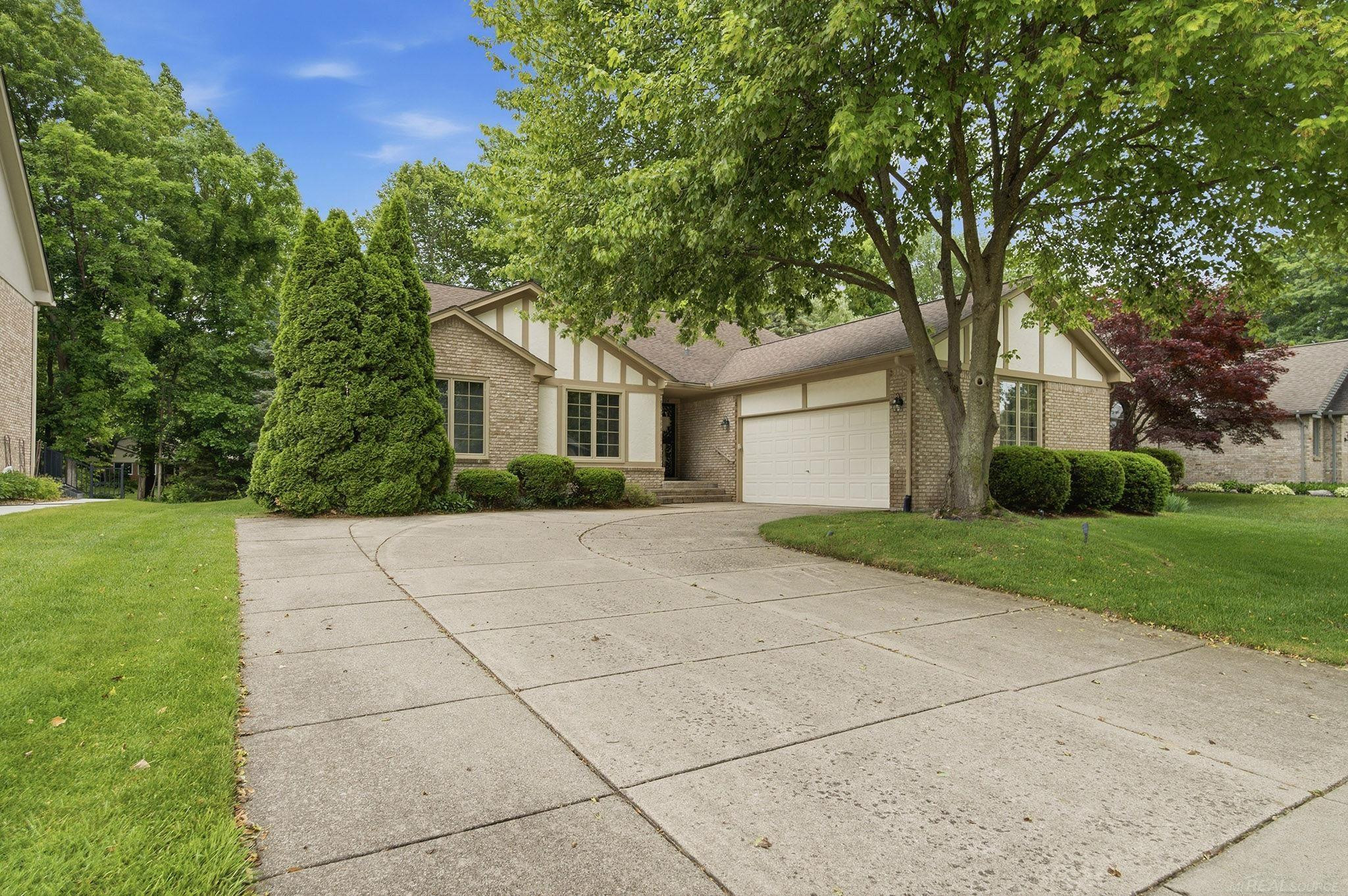 6704 Redford Circle, Troy, MI 48085 — Photo 2