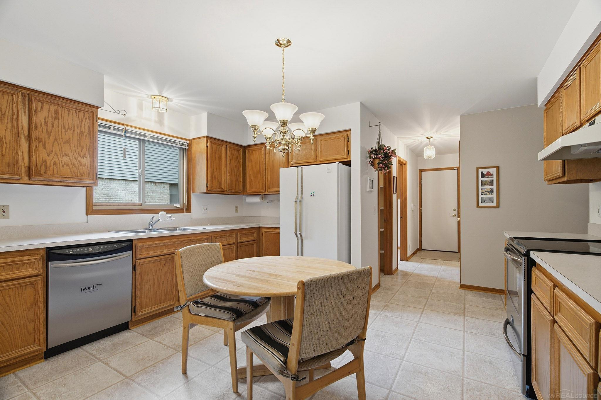 6704 Redford Circle, Troy, MI 48085 — Photo 25