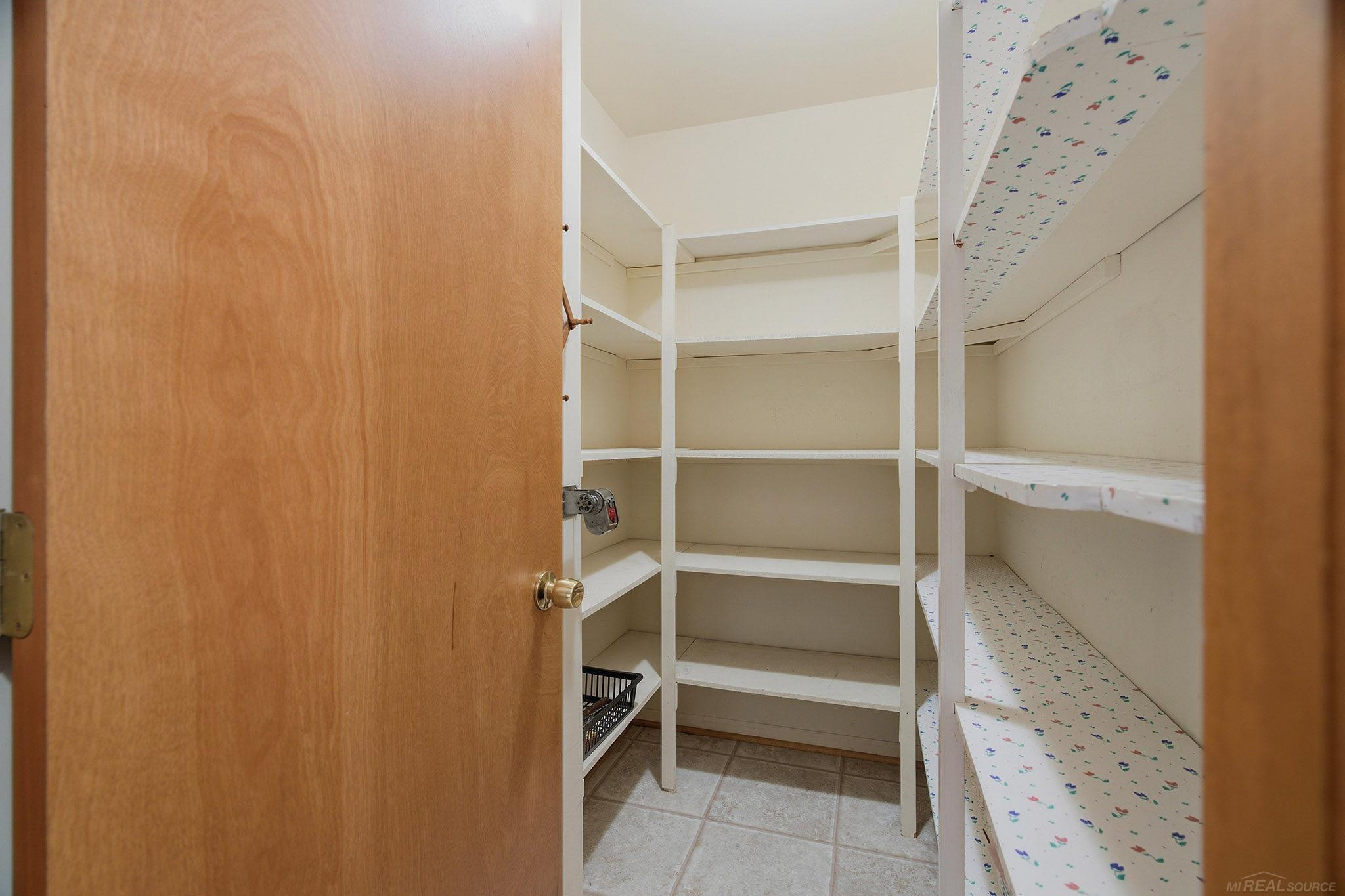 6704 Redford Circle, Troy, MI 48085 — Photo 26