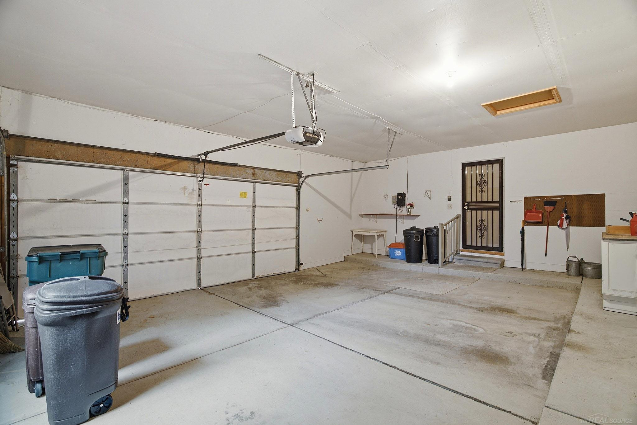 6704 Redford Circle, Troy, MI 48085 — Photo 35