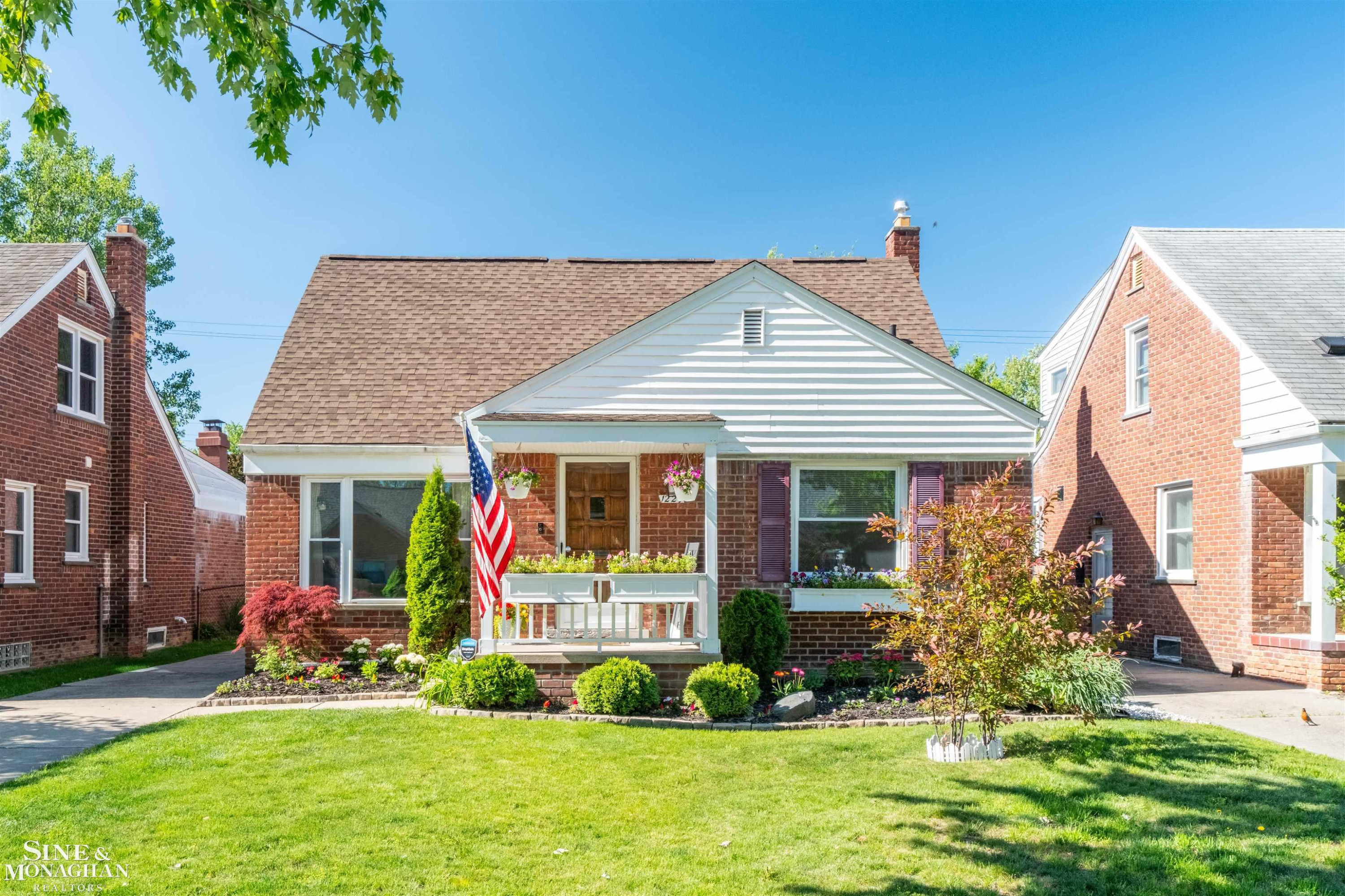 1229 Brys Drive, Grosse Pointe Woods, MI 48236