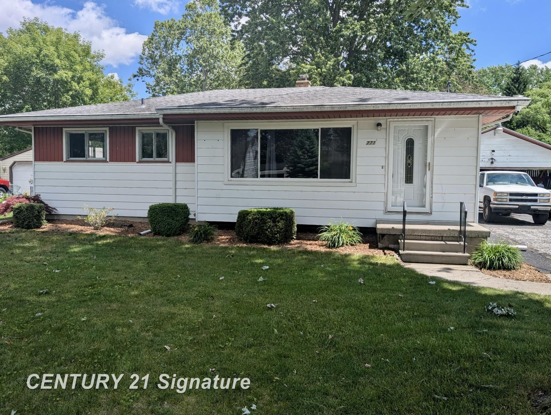 771 S Frost Drive, Saginaw, MI 48638 — front exterior