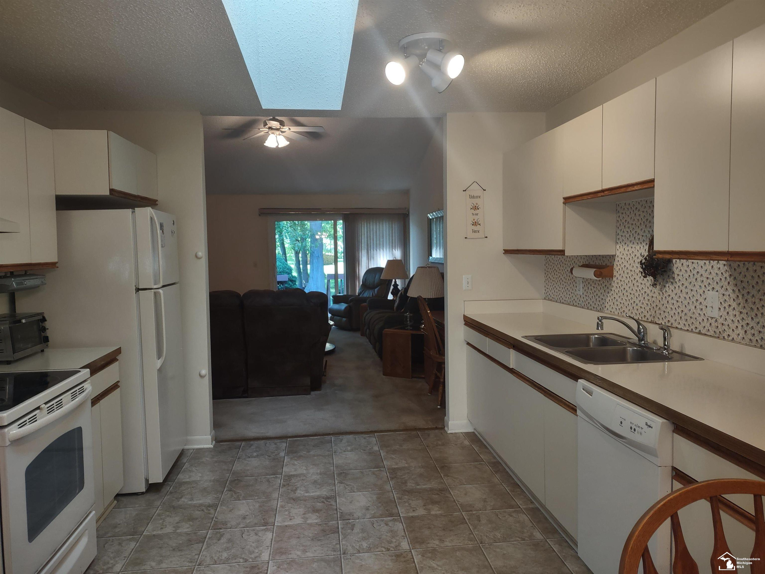 19040 OTTO Court, New Boston, MI 48164 — Photo 3