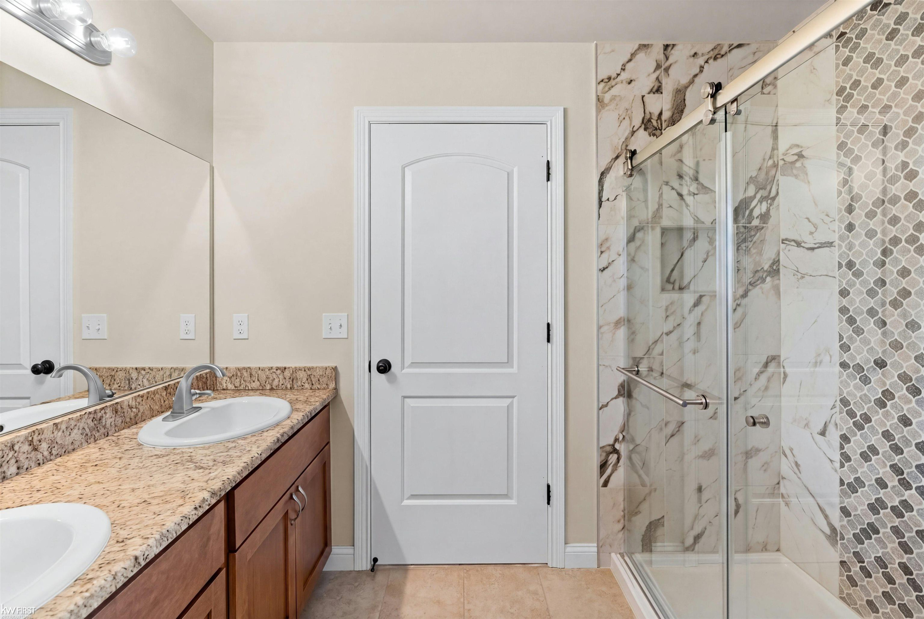 8101 Peninsula Circle, Grand Blanc, MI 48439 — Photo 28