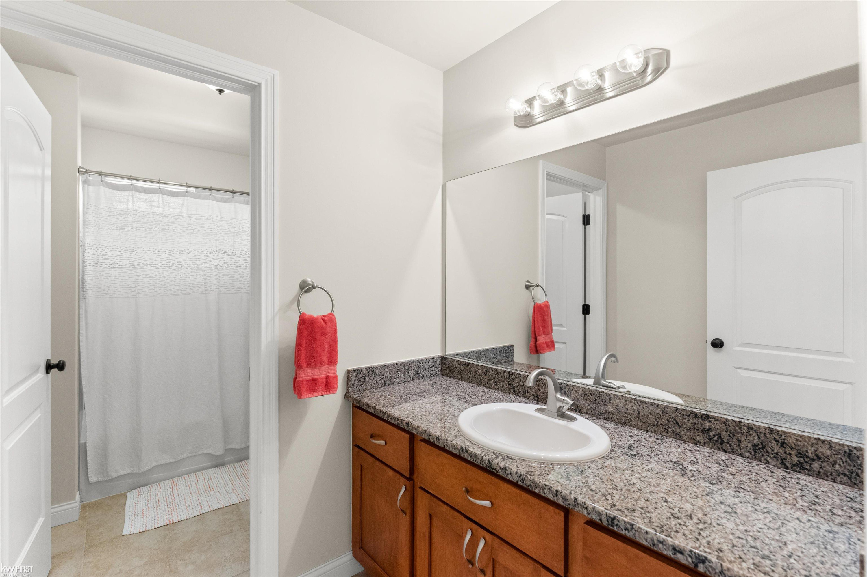 8101 Peninsula Circle, Grand Blanc, MI 48439 — Photo 37