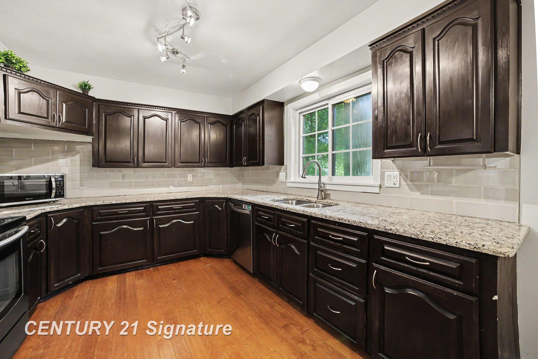 2918 Saint Marys Drive, Midland, MI 48640 — Photo 8
